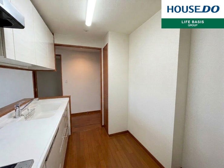 【キッチン】収納豊富ですっきりとしたキッチンを保てそうです♪お手入れも簡単なので綺麗を保てます。3口コンロ付きで手早く調理できます。※実際の現地写真ですが、CGにより一部家具小物を削除しております。