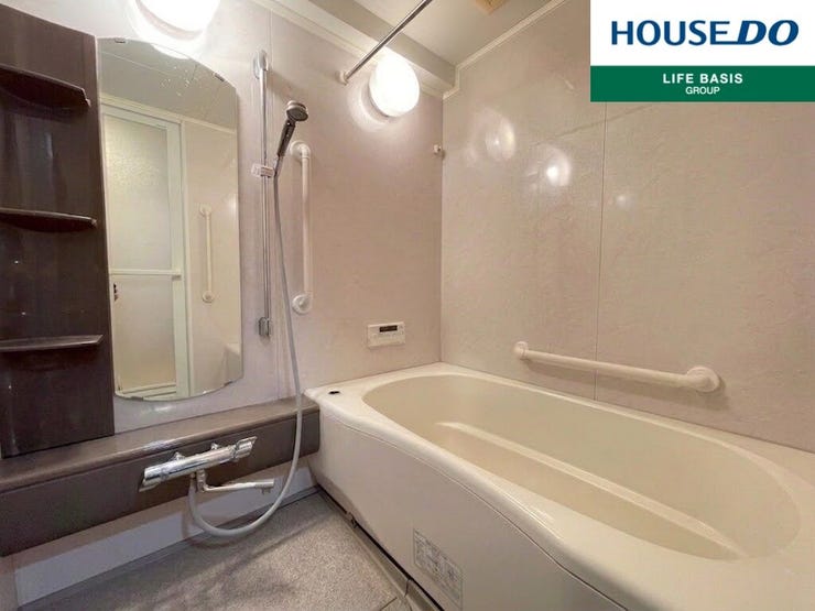 【浴室】落ち着いた印象の浴室です。ゆっくりお風呂に入って1日の疲れを癒したいですね♪浴室乾燥暖房付きなので、年中快適に過ごせそうです。※実際の現地写真ですが、CGにより一部家具小物を削除しております。