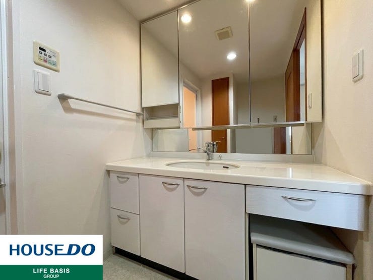 【洗面台/洗面所】日常の使い勝手の良さにこだわった清潔感のある洗面化粧台。大きな鏡が特徴です。収納豊富ですっきりした空間を保てます。※実際の現地写真ですが、CGにより一部家具小物を削除しております。