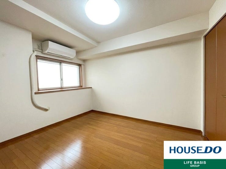 【洋室】多数の洋室があるため、各部屋でプライベート空間をお楽しみいただけます。収納完備ですっきりとしたお部屋でお寛ぎいただけます。※実際の現地写真ですが、CGにより一部家具小物を削除しております。