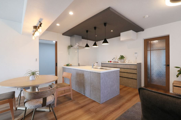 【リビング】
お洒落な照明、家具付き♪