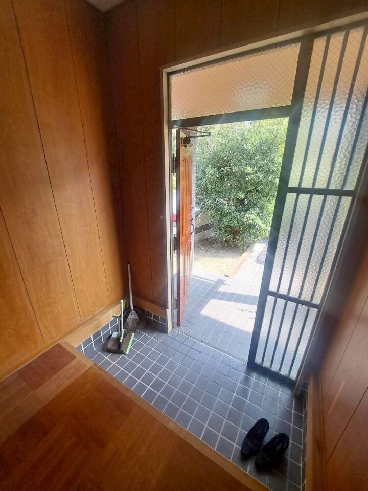 光が差し込む明るい玄関