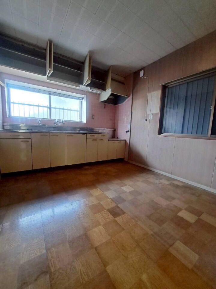 窓から光が差し込む明るいキッチン!