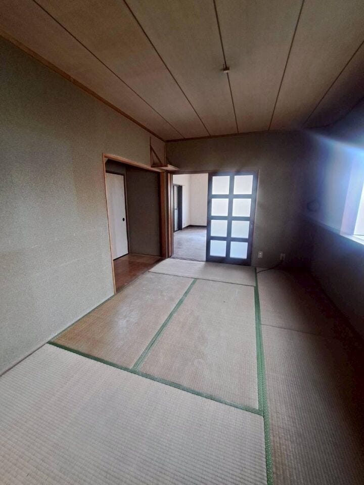 ゴロンと横になれる癒やしの和室。畳の香りに包まれてリラックス♪