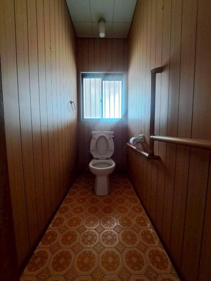 手すり付きで、ご年配の方やお子様も安心して使える優しい設計です。