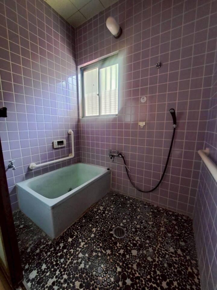 タイルが可愛らしいバスルーム。一日の疲れを癒やしてください。