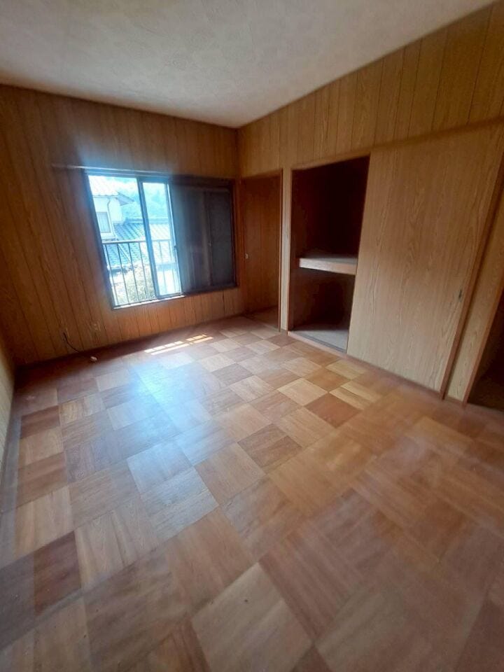 格子状のフローリングがおしゃれな2階洋室。個性豊かな空間作りが楽しめます。