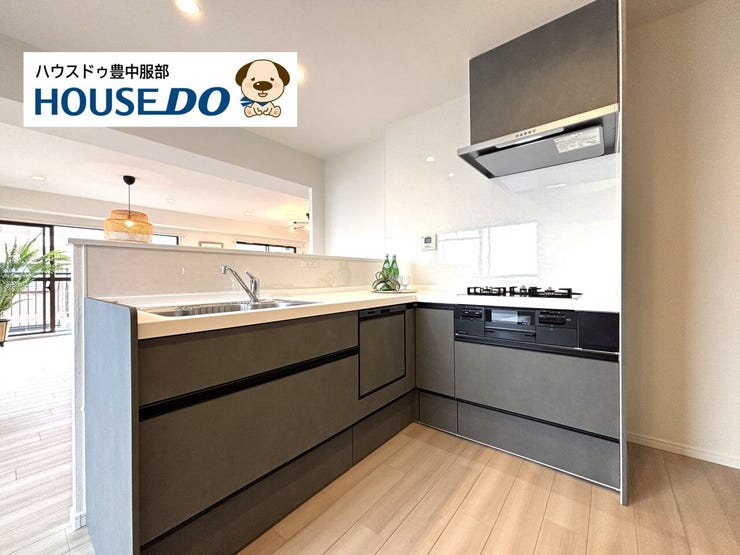 収納力のある、食洗機付きの明るく開放的なL型キッチンです。ご家族との時間を楽しみながらお料理をお楽しみいただけます。