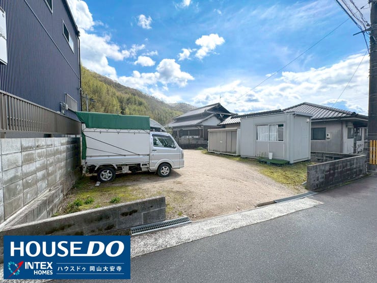 抜けるような青空と背後の山々に癒される、自然豊かなロケーションです!これだけの広さと平坦さがあれば、お子様とのキャッチボールや夏場のプール遊びも、思いっきり楽しめそうですね。