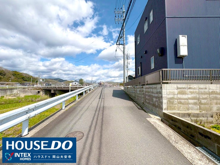 前面道路は視界が開けており、お車の出し入れもスムーズに行えます。交通量も落ち着いたエリアなので、小さなお子様がいるご家庭も安心!約52坪のゆとりある敷地へと繋がる、開放感たっぷりのアプローチです。