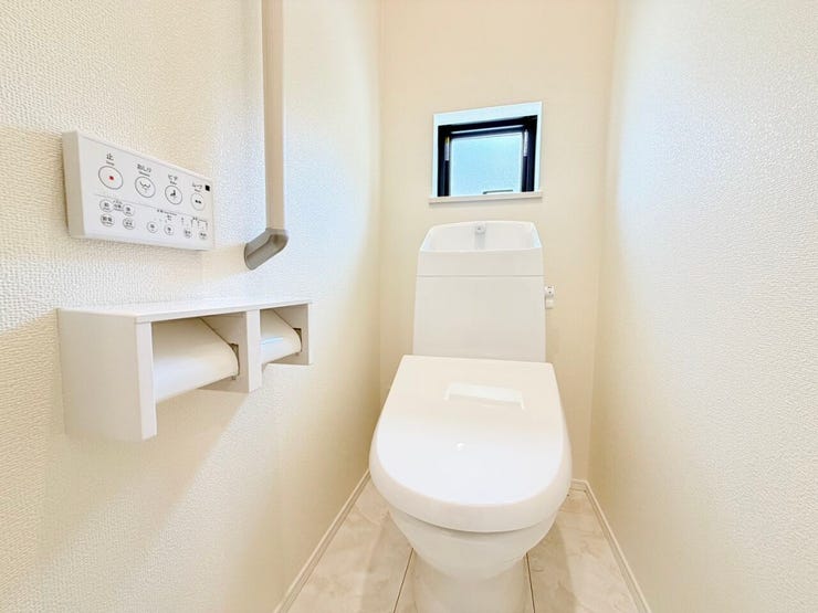 ◎トイレ(7/28撮影)
1・2階ともにウォシュレット付!2か所トイレがございますので、朝のトイレ渋滞も解消!窓付きで明るく、換気もできます◎