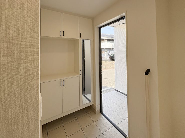 広々玄関にはミラー付きシューズボックス♪