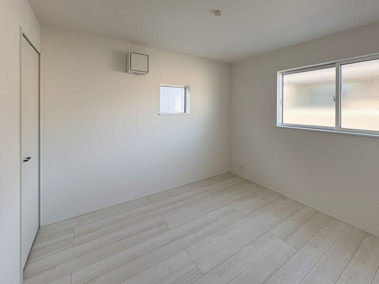 2階洋室5.2帖、2面採光採用、ほぼ正方形のお部屋で使いやすいです♪