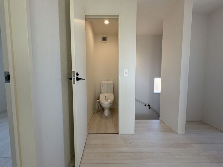 2階トイレ、温水シャワー付き便座付き♪