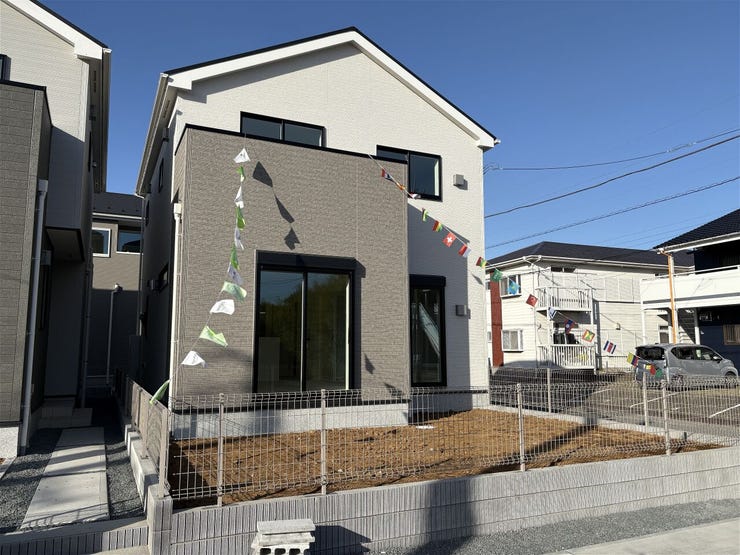 南庭と駐車スペースのあるリビングサイドの外観♪