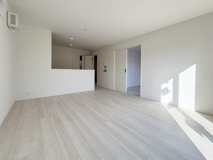 南側リビングは日中明るく陽だまりのような空間で家族との時間を楽しめます♪