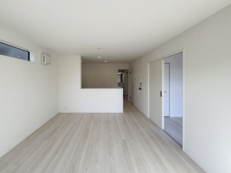 扉を開けて続き部屋洋室4.5帖も一緒に使用できます♪