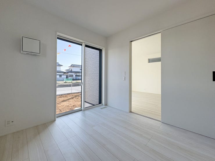 1階リビング横には4.5帖洋室♪
お子様の遊び場やお昼寝スペース等使い方いろいろ♪