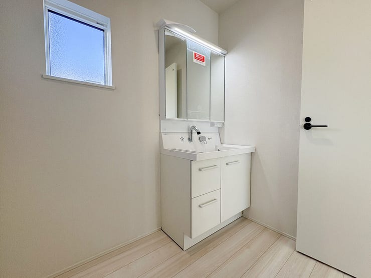 便利な三面鏡洗面台を使用♪