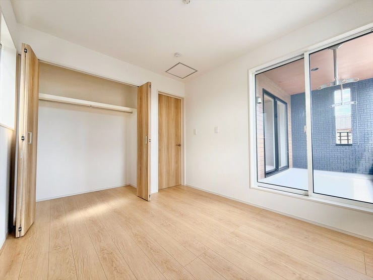 大きな窓があり、たっぷりの自然光が差し込む明るい洋室です。心地よい開放感に包まれた空間は、毎日の疲れを癒やす。朝は爽やかな光ですっきりと目覚める、健康的な暮らしが叶いそうです