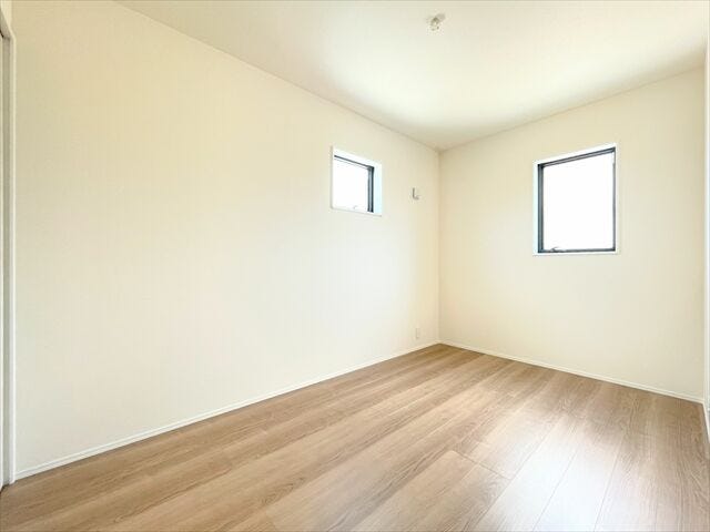 2面採光で明るい洋室。
寝室や子ども部屋として使いやすい一室です。