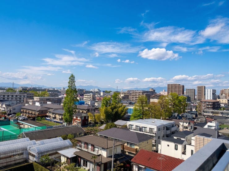 遠くまで見渡せる開放的な景色が、暮らしにゆとりをもたらします。季節の移ろいを感じながら、この場所で家族とゆっくり過ごす時間は何よりの贅沢です。