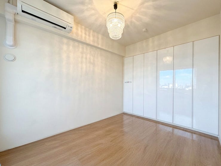 壁一面の大型クローゼットが、すっきりとした暮らしを叶えます。衣類はもちろん、季節の家電などもまとめて収納できるため、お部屋を広々と使えそうです。