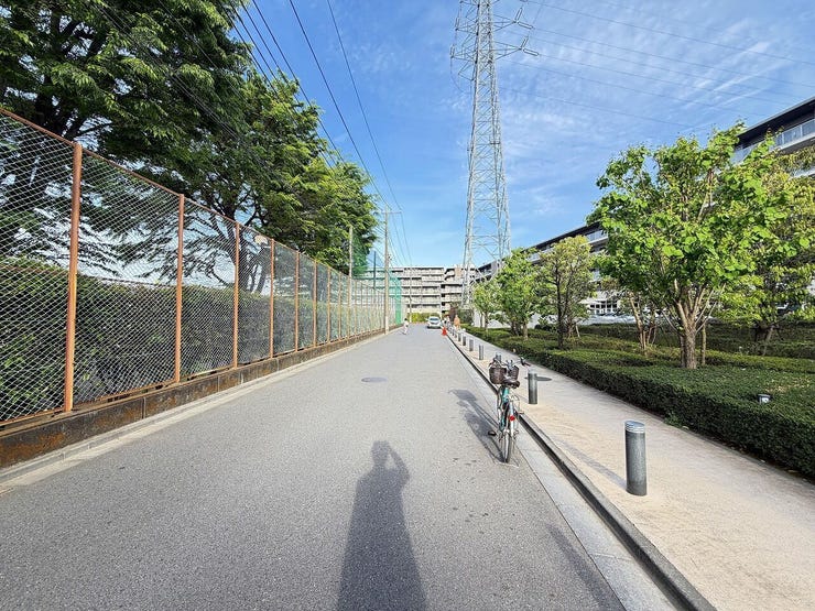 見通しの良い前面道路。
歩道と車道が分かれており、日々の出入りも安心感のある環境です。