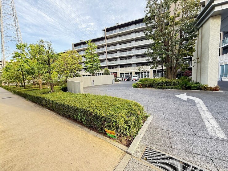 緑を感じられるゆとりある外観。
敷地内に植栽が配置され、落ち着いた空気感の中で過ごせそうです。