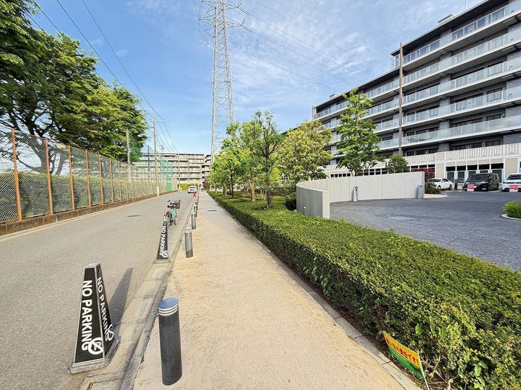 歩道付きで安心の前面道路。
まっすぐ続く道が印象的で、毎日の通勤やお出かけも気持ちよくスタートできます。