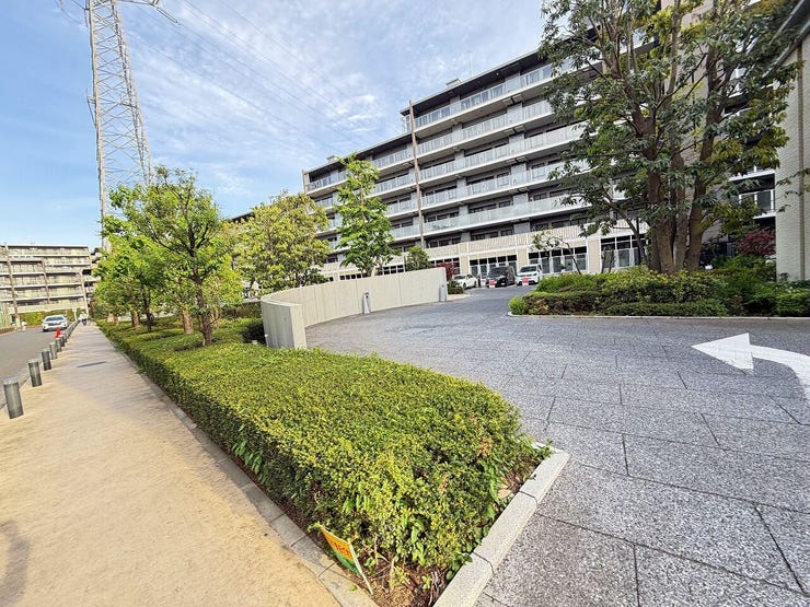 落ち着いた外観と街並み。
周囲との調和が取れた佇まいで、穏やかな暮らしがイメージできます。