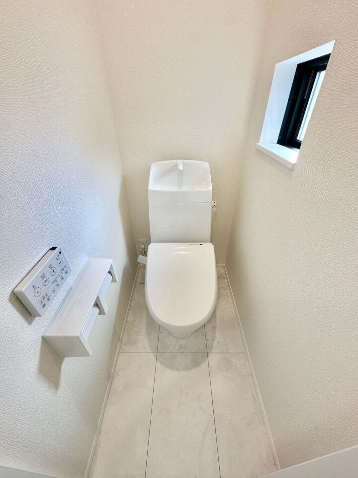 〈二階トイレ〉
毎日使う場所だからこそ、使いやすさと清潔感にこだわったトイレスペースです。