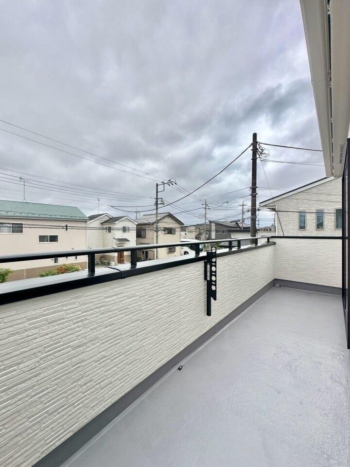 心地よい風と陽光を感じながら、ゆったりとした時間を楽しめるバルコニーです。