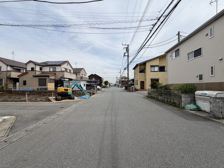 前面道路は約8mで駐車もラクラク♪周辺は閑静な住宅街!見通しが良い道路です!