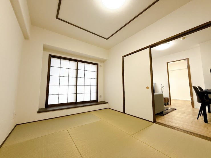 リビング横の和室スペースは休憩したり、お子様の安全な遊びスペースとしても使えます◎