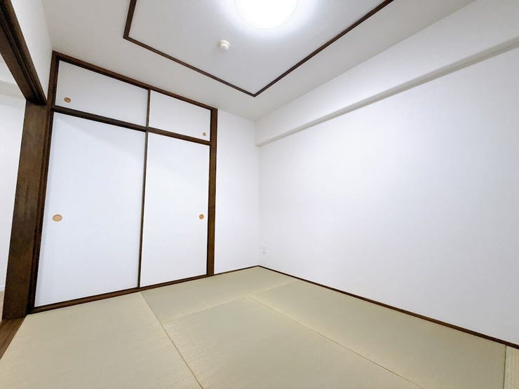 押入れがあり、布団などもたくさん収納できます◎