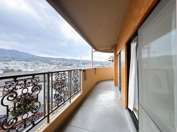 バルコニーは日当たり良好で、洗濯物もよく乾きます◎