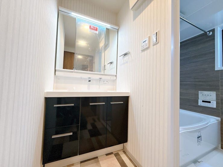 3面鏡つきの洗面台です。