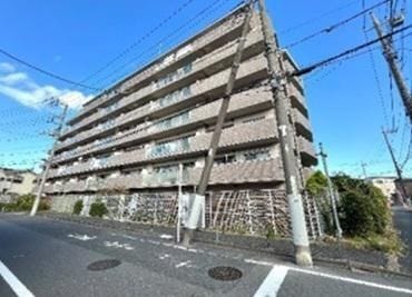 【外観】
重厚感のある外観が印象的なマンション。しっかりとした造りで安心感があり、周辺は落ち着いた住環境です。