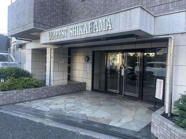 落ち着いた雰囲気のエントランス。オートロック付きで防犯面にも配慮された安心の住まいです。