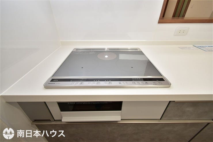 【IHクッキングヒーター】3口のコンロとグリル付き!お手入れのしやすさが魅力のキッチンです!