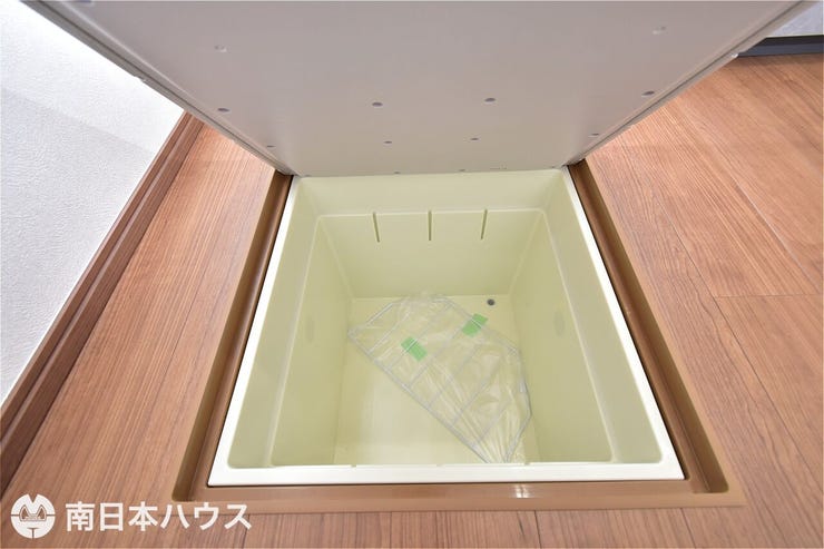 【床下収納】保存食や使用頻度の少ない品物を収納でき、キッチン周りをスッキリと収納できます♪
