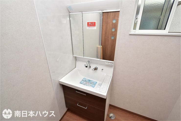 【洗面台】3面鏡の洗面台は収納豊富!壁付け水栓でほこりや水垢が付きにくい構造です♪