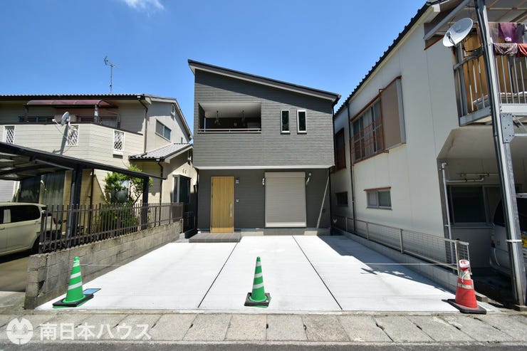 【外観】
南向き道路【敷地面積102.16㎡(30.9坪)】駐車2台!
即日ご内覧可能です!