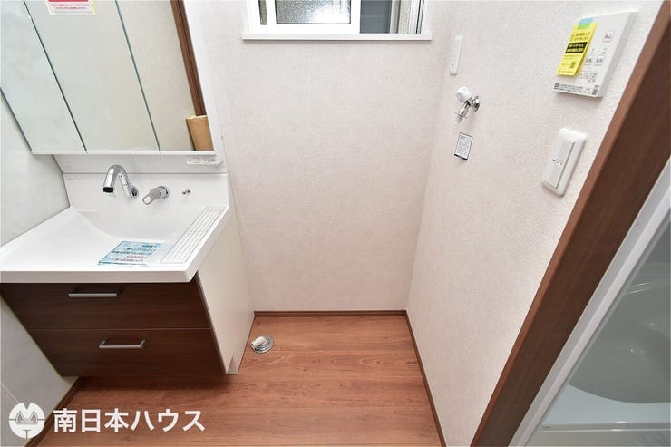 【洗濯機置き場】アレンジ可能な広さを確保しつつ、嫌な湿気を外に出す小窓付きの洗濯機置き場です♪