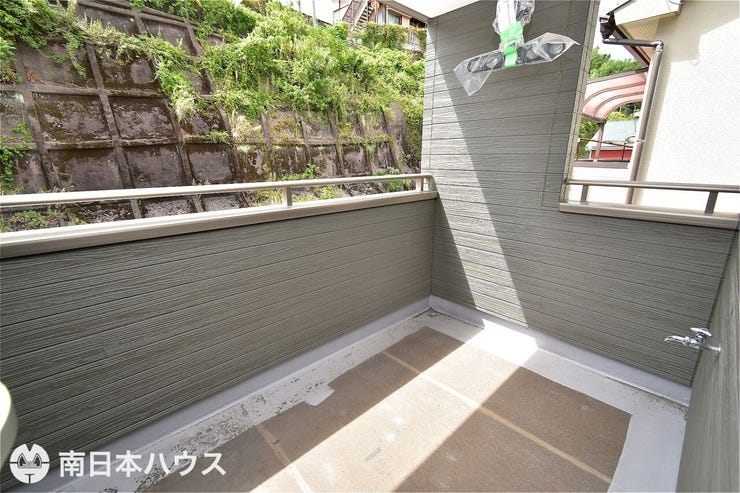 【バルコニー】廊下から出入りする南向きのインナーバルコニーです!物干し金具や外水栓付きで使い勝手良好♪