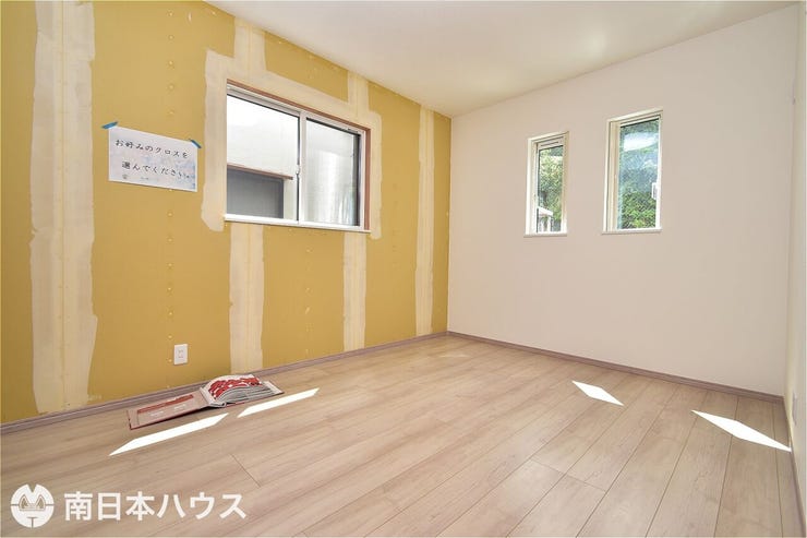 【洋室】6帖の洋室です!黄色の壁はお好きな壁紙を一面選べます!自分好みの雰囲気にできます♪