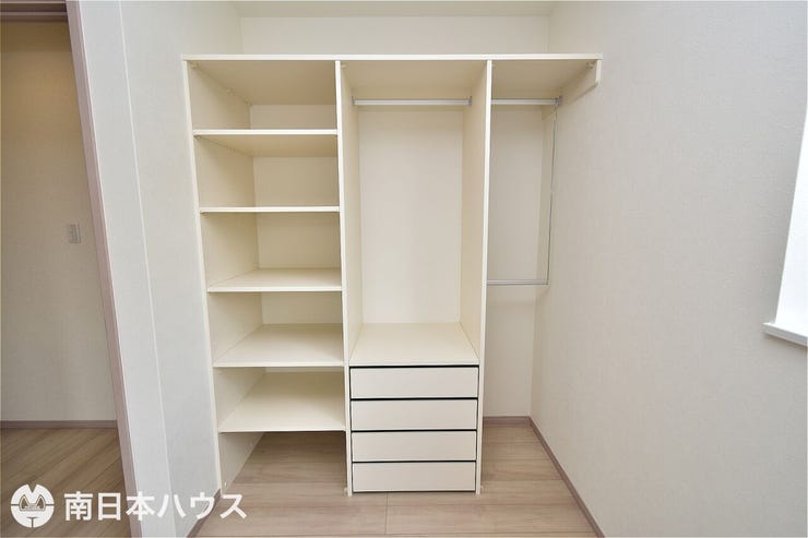 【洋室収納】4.5帖の洋室収納です!オープンクローゼットで可動棚やハンガーパイプなどがあります♪