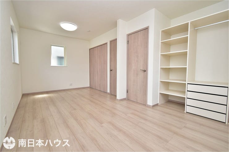 【洋室】4.5帖の洋室です!現況は仕切りがなくご家族構成に合わせた利用ができます♪