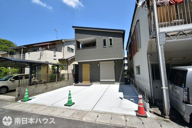 【外観】
令和8年5月完成!南向きで日当たり良好!北側にも道路のある両面道路で通風も良好です♪
